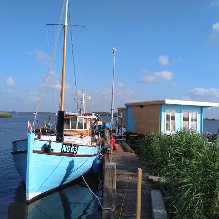 Waterhuisjes Op De Pier Van Lauwersmeerplezier! Lauwersoog Exteriér fotografie