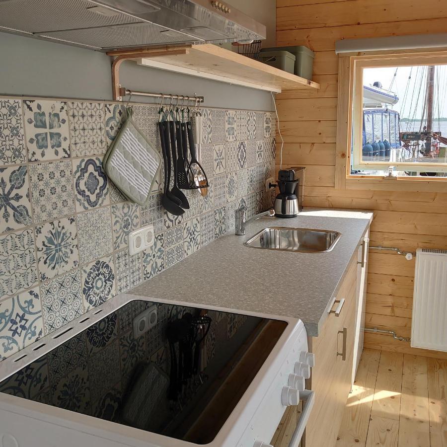Waterhuisjes Op De Pier Van Lauwersmeerplezier! Lauwersoog Exteriér fotografie