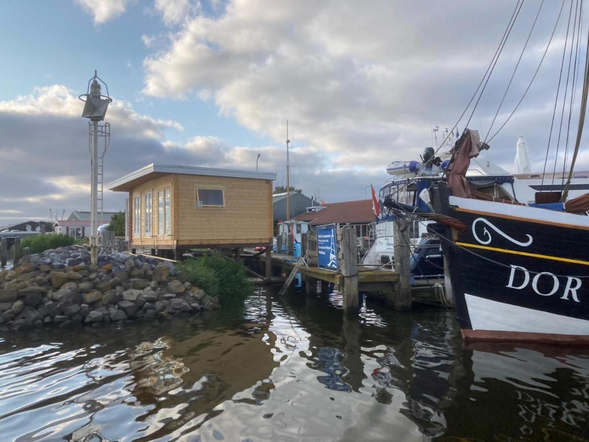 Waterhuisjes Op De Pier Van Lauwersmeerplezier! Lauwersoog Exteriér fotografie