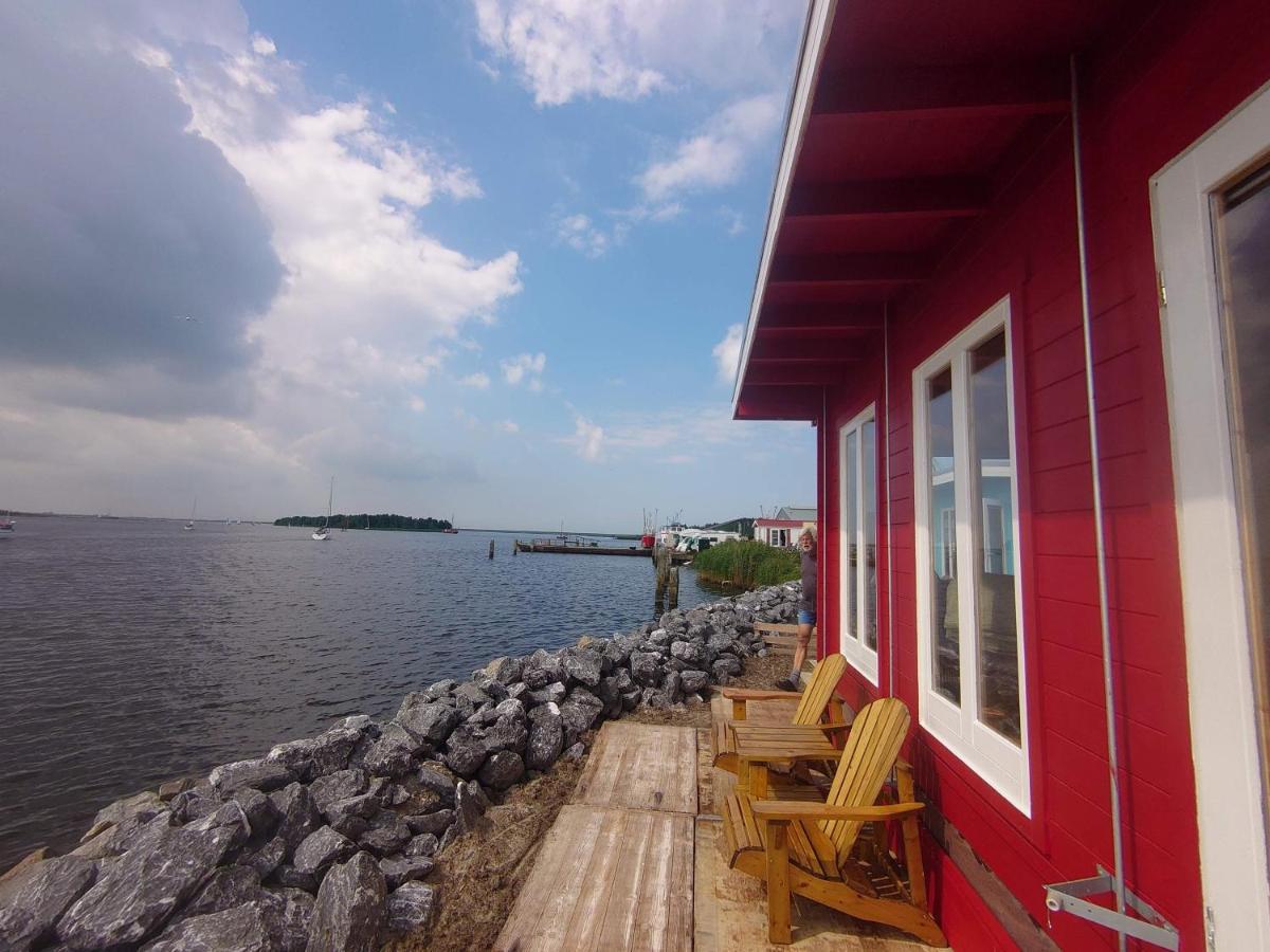 Waterhuisjes Op De Pier Van Lauwersmeerplezier! Lauwersoog Exteriér fotografie